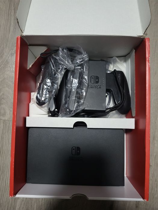 Nintendo Switch OLED cu 4 joyconuri si 3 jocuri, nou nout