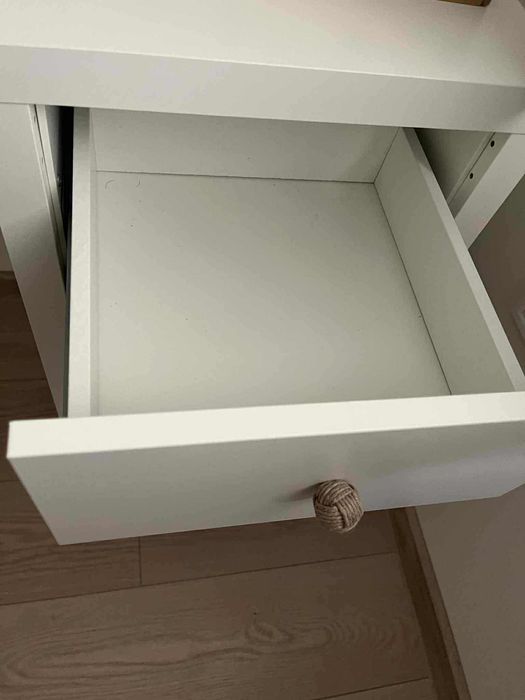 Бяло бюро с пространство за съхранение