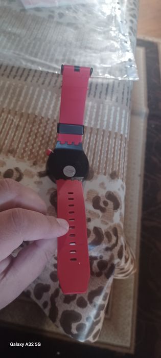 Продавам часовник swatch