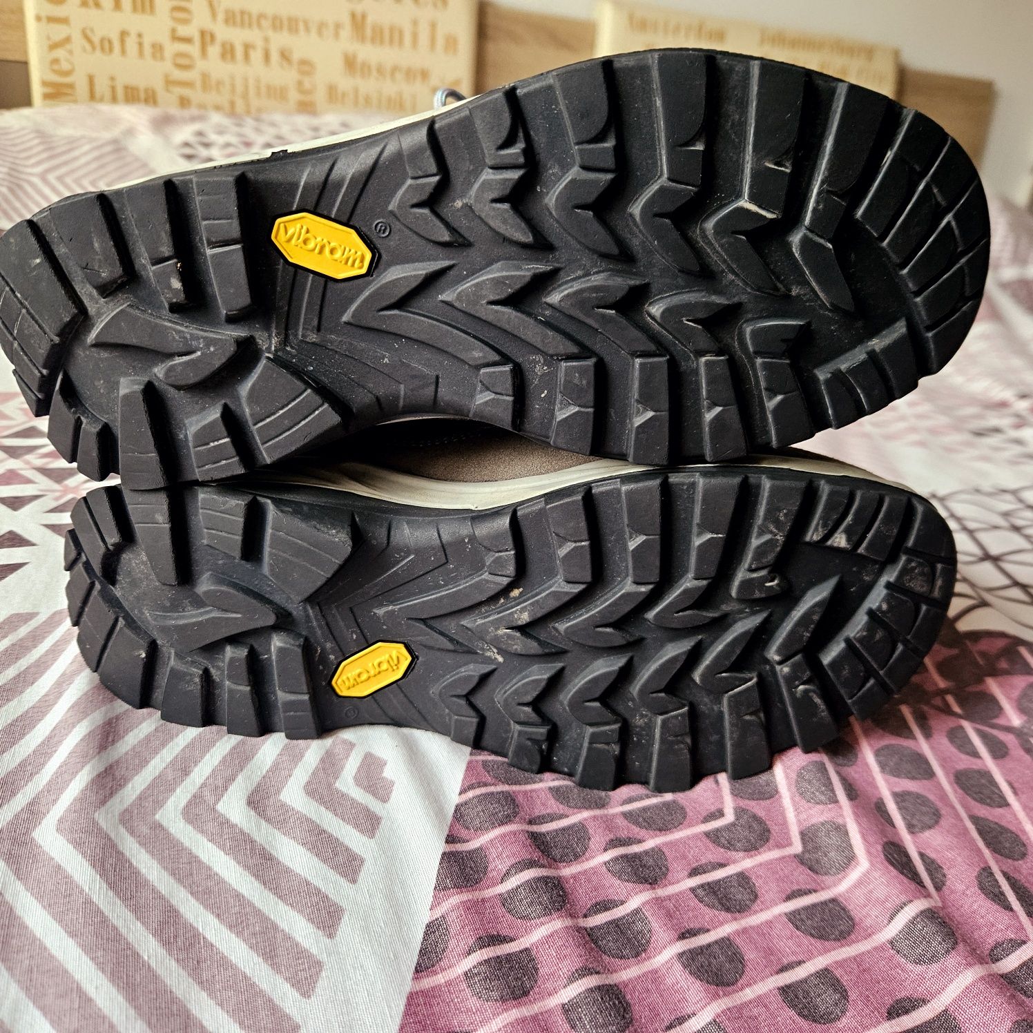 Дамски туристически обувки GarSport, подметка Vibram