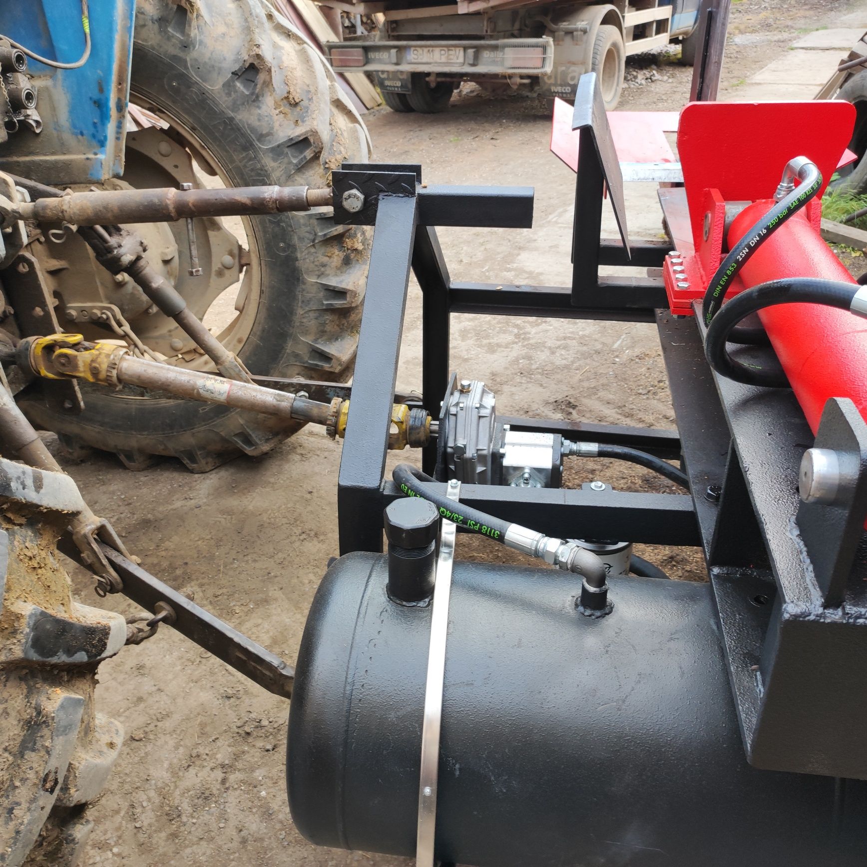 Crepator lemne după tractor