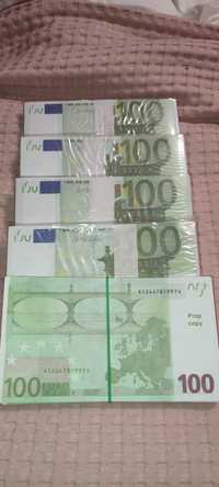 Хартиени пари, реплика на 100 евро.