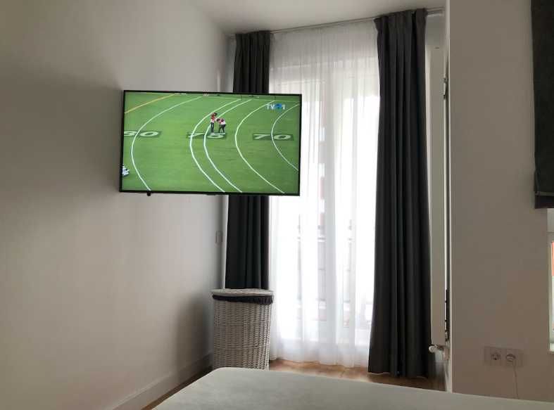 Suport TV de perete actionat electric new