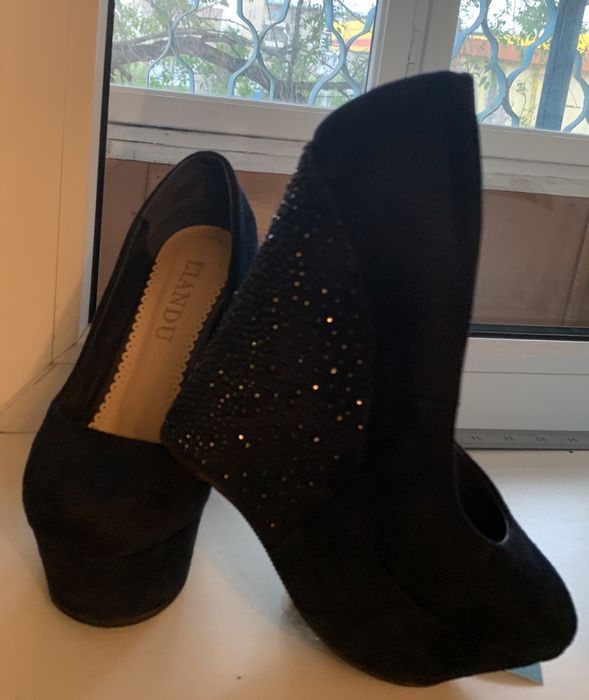 Продам замшевые туфли LIANDU