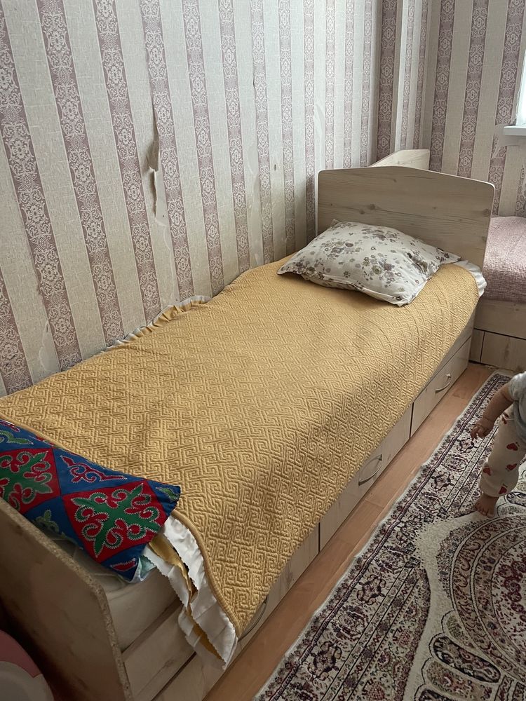 Продается шкаф и две кроватки