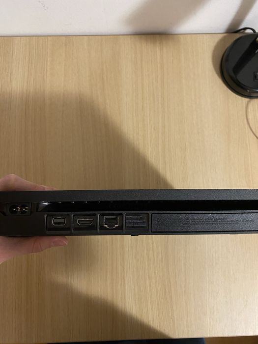 Playstation 4 slim (PS4) 1TB cu 2 manete+4 jocuri