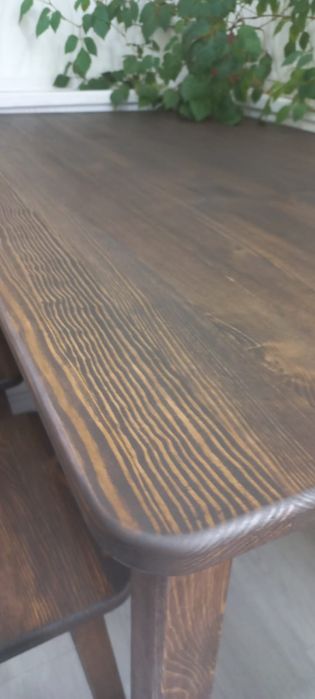 Деревянный стол с табуретками. Стол из дерева.