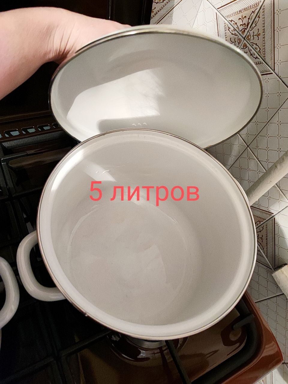 Две кастрюли эмалированные 5 и 4 литра с рисунком Гжель.Б/у.