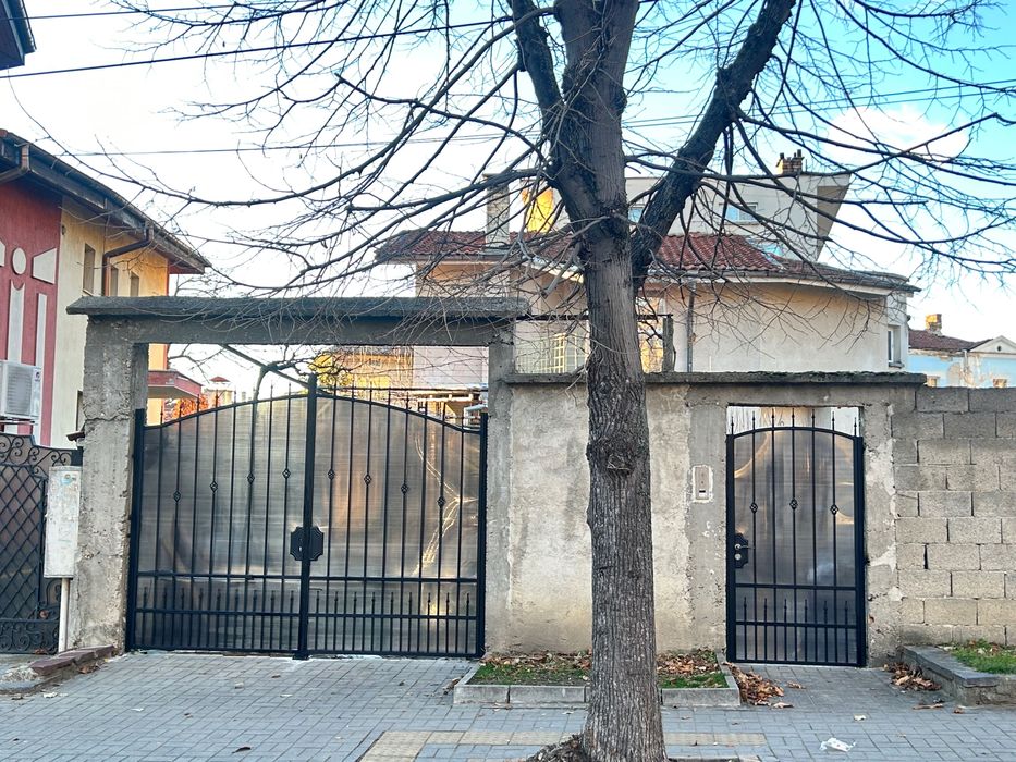 Врати ,огради и парапети от ковано желязо .