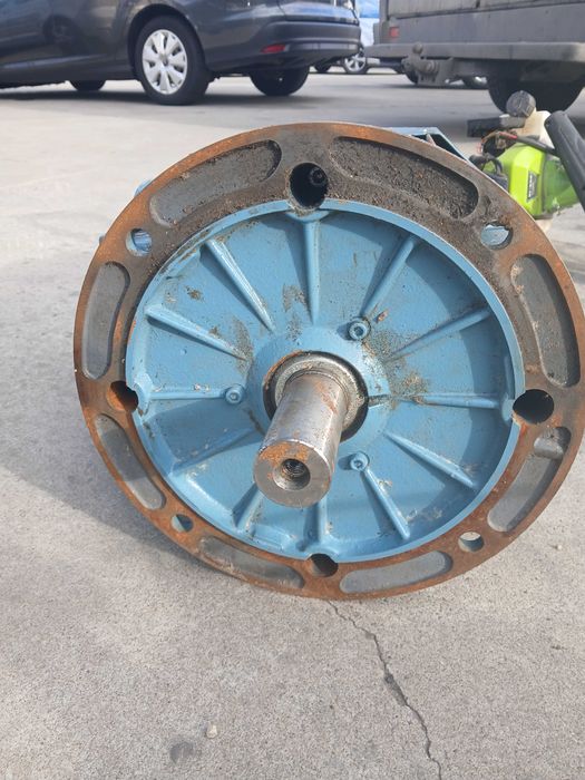 Vând motor electric