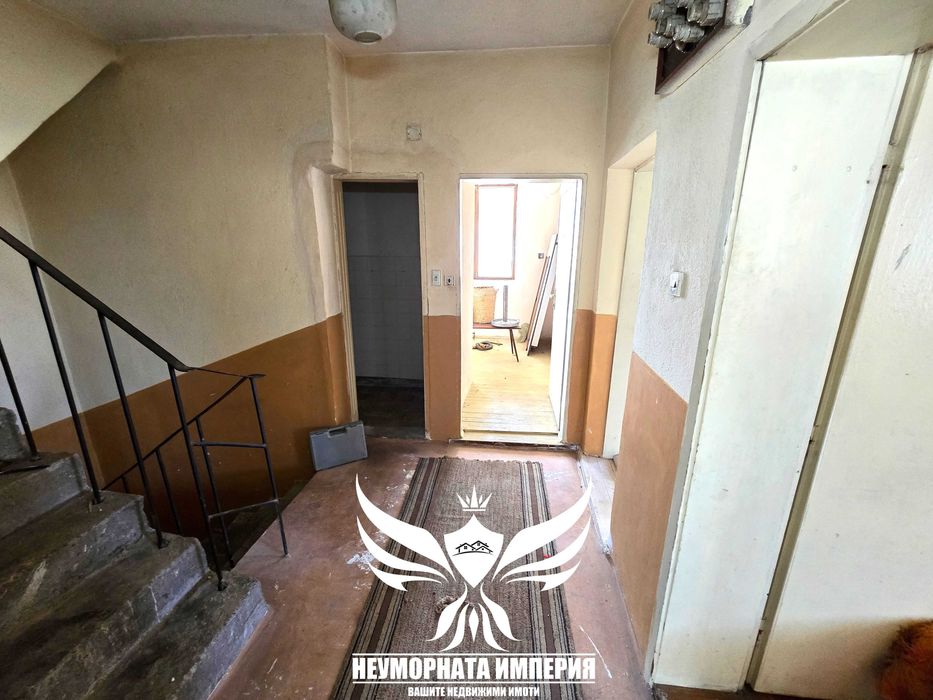 Продавам тристаен с гараж, партерни стаи и 219кв. двор в гр.Асеновград