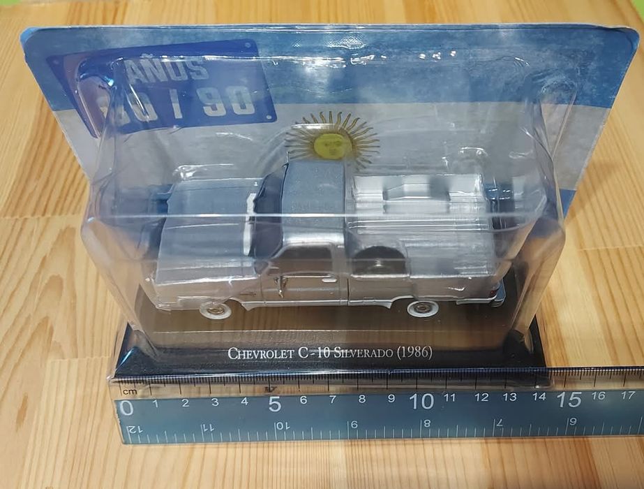 Пикап Chevrolet Silverado C-10. Цена: 30лв.Метал и пластмаса.