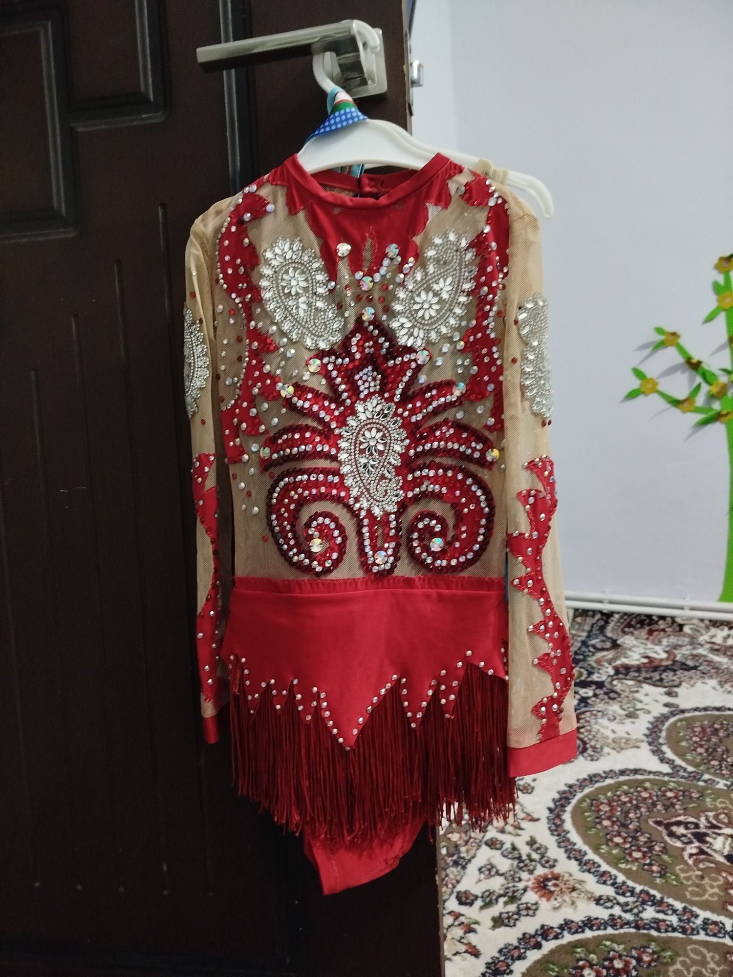 Gimnastika musobaqa formasi. Sotiladi,