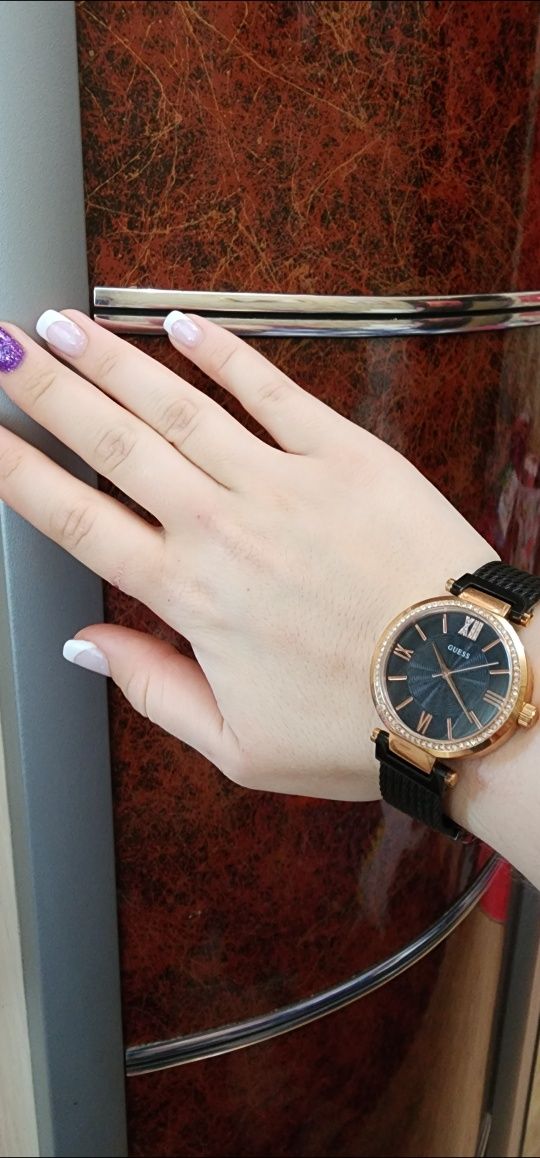Часы женские Guess оригинал пользованы пару раз