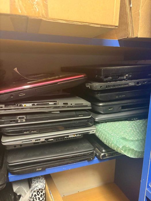 Vand laptopuri defecte, incomplete, pentru piese, conectori etc