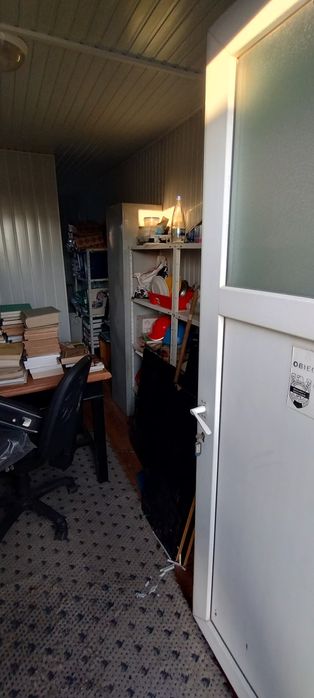 Vând container tip CFR capitonat cu instalație electrica