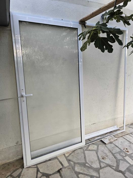 Плъзгаща алуминиева врата с релефно стъкло