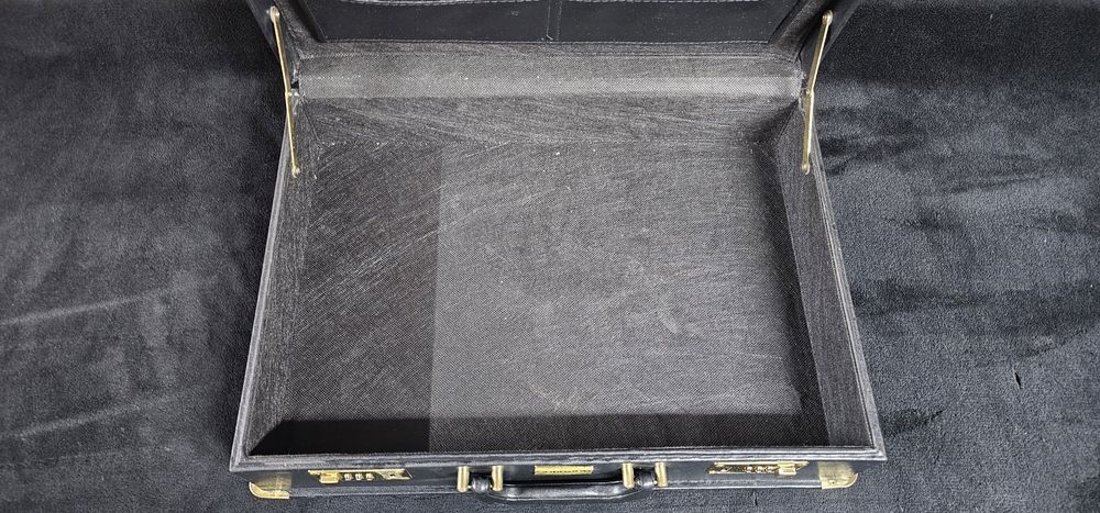 Vand geanta / diplomat / valiza