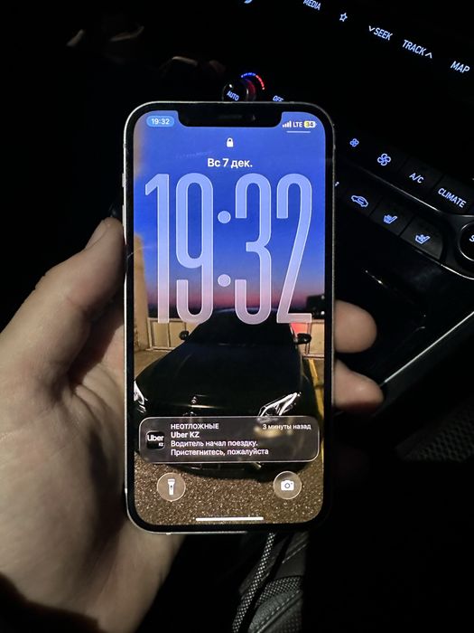 Айфон.         12