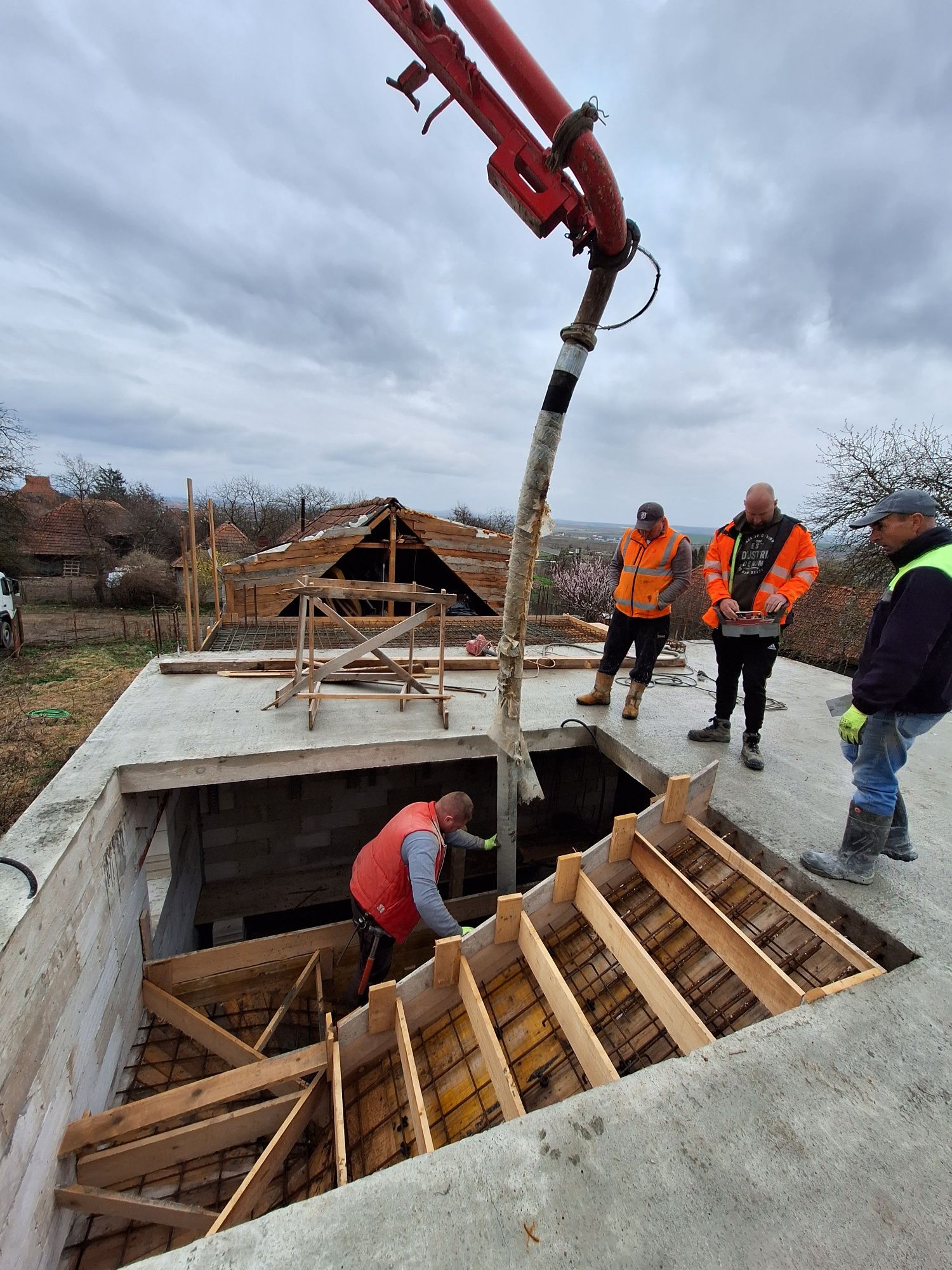 Închiriem pompe beton