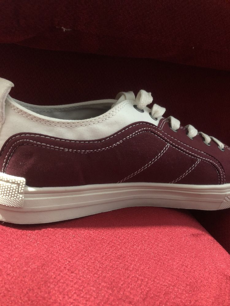 Pantofi sport (stil Converse) noi nouți cu etichetă (se poate negocia)