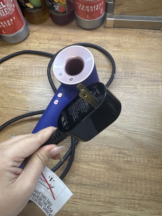 Dyson сешоар с американски контакт