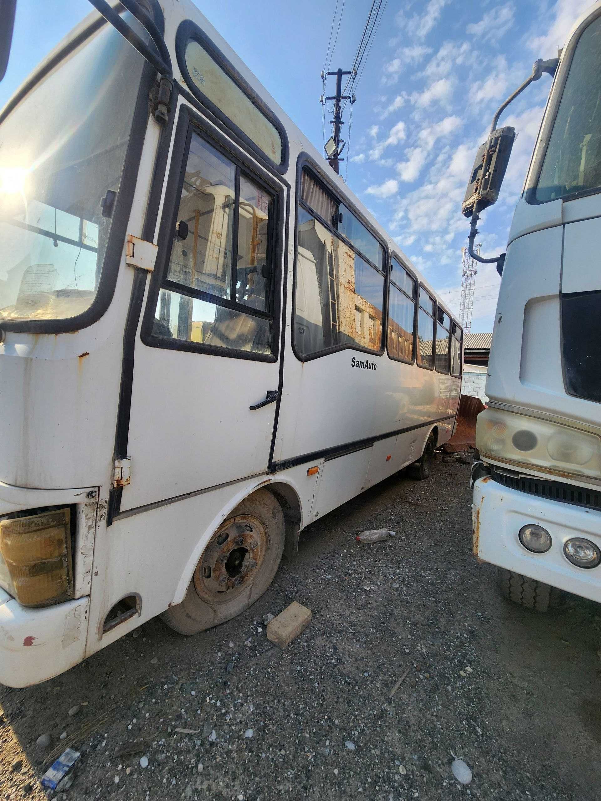 Andijon viloyati Paxtaobod tumanida Isuzu SAZ NP37 avtobusi sotilmoqda