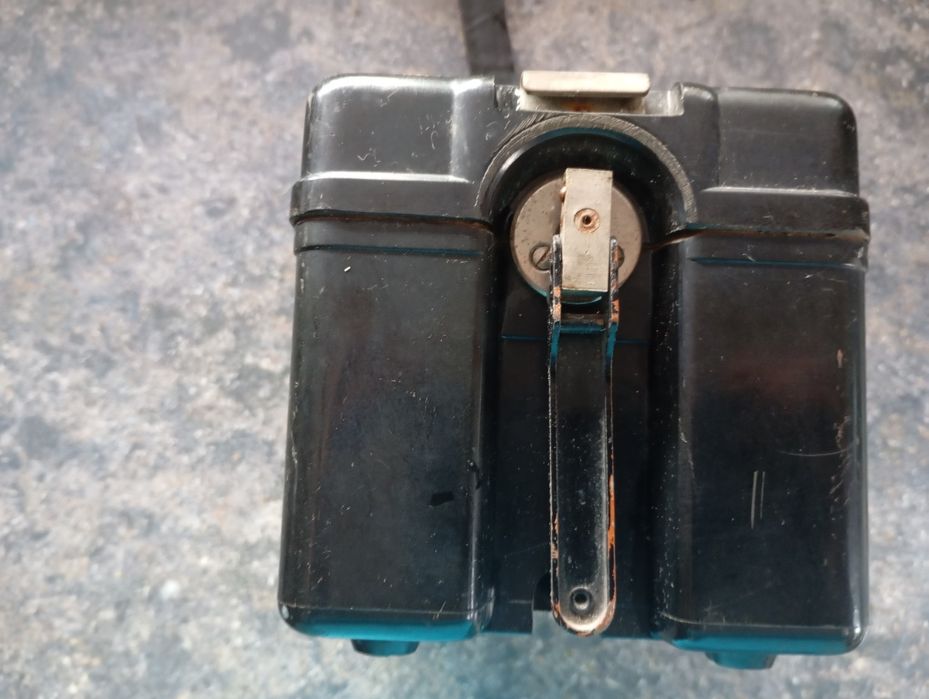 Мегаомметър М1101, произведен през 1959 г. в СССР.