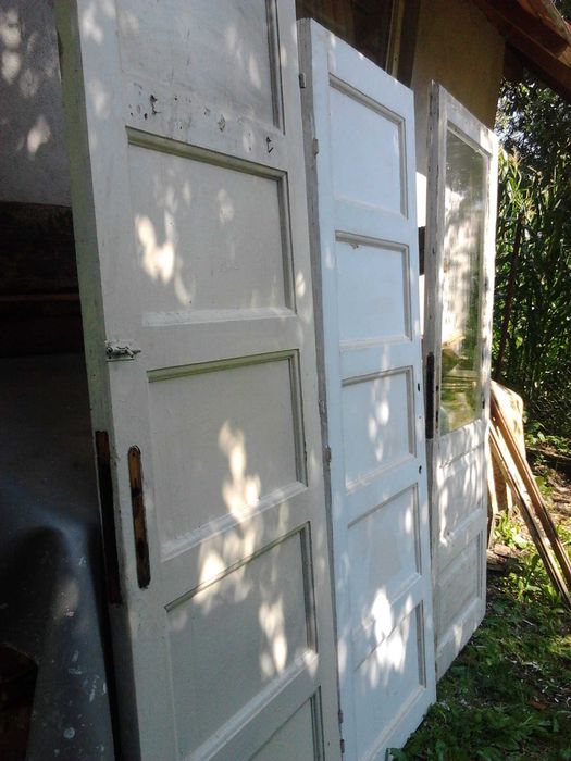 Usi de interior din lemn masiv fara tocuri
