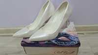 Елегантни бели обувки