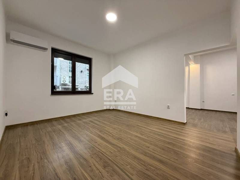 Дава се под наем Двустаен апартамент в София, Център - 65 кв.м за 648.21 € - Снимка #1