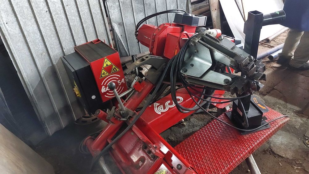 Masina dejantat anvelope camioane Teco 54 aproape noua