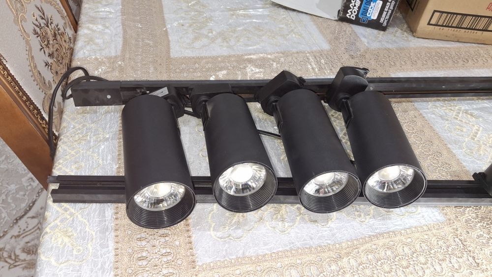 Потолочные прожекторы направляющие