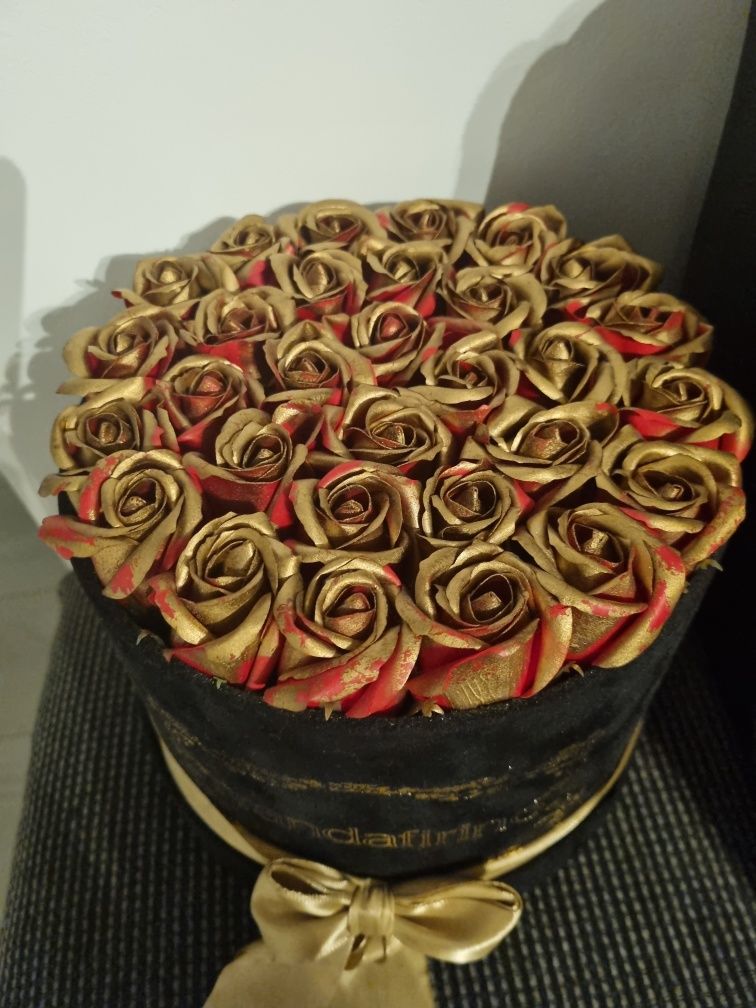 31 de trandafiri rosii suflati cu auriu