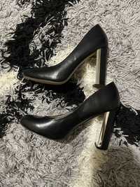 черни официални обувки на ток