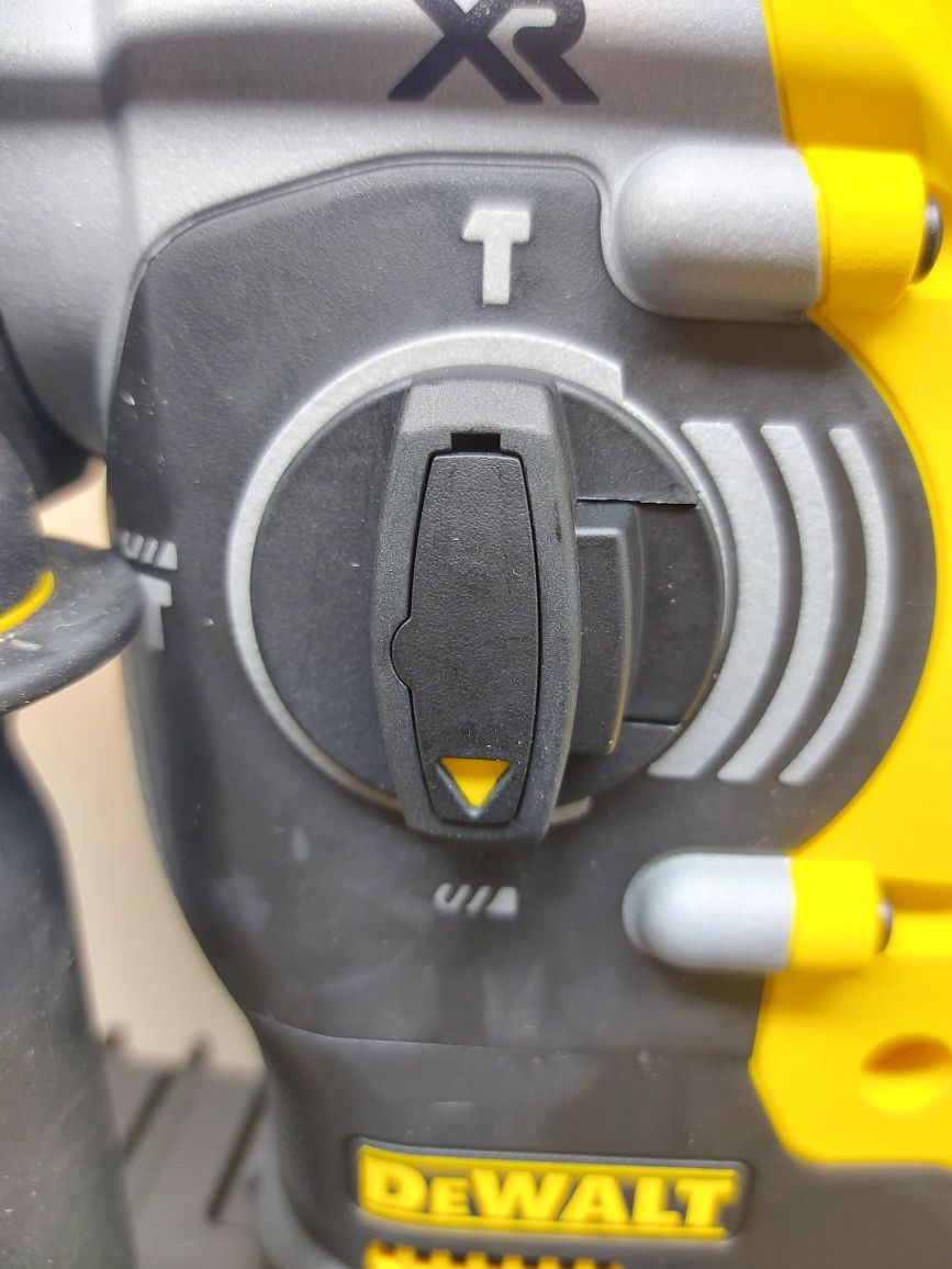 Нов безчетков перфоратор Dewalt DCH273NT