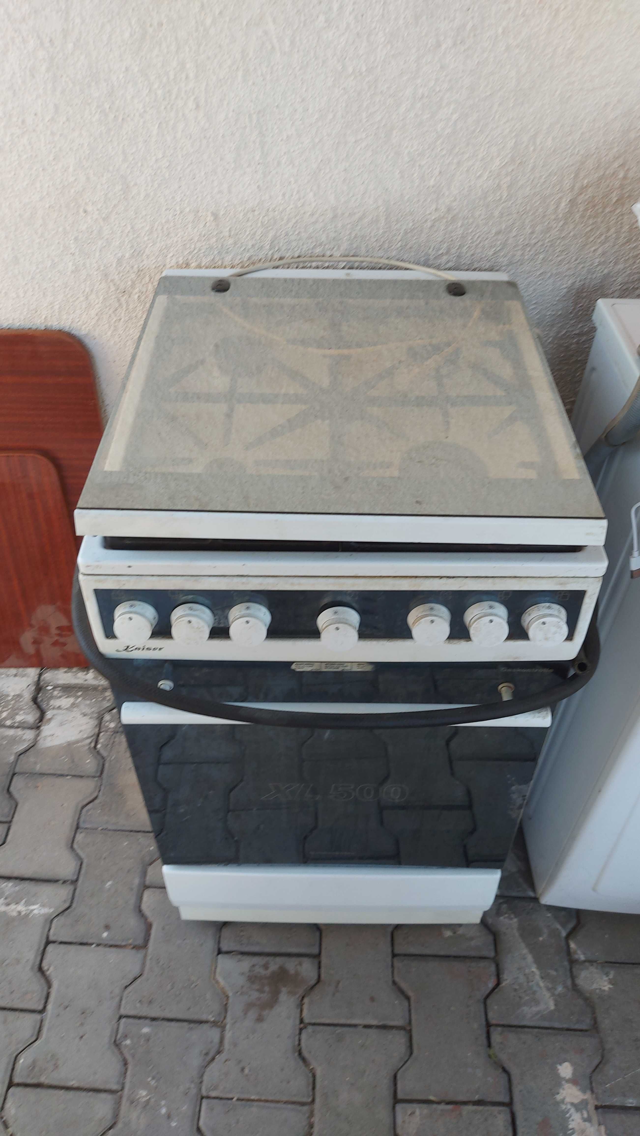 Плиту газовую   " Kaiser " продам
