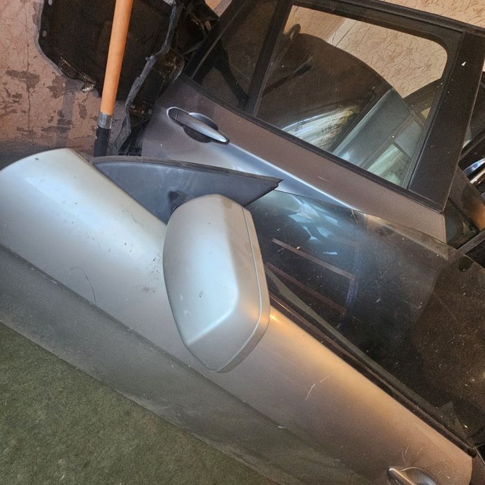 Лява и дясна врата за Бмв 6 е63 е64 
Цена на врата без огледало иначе