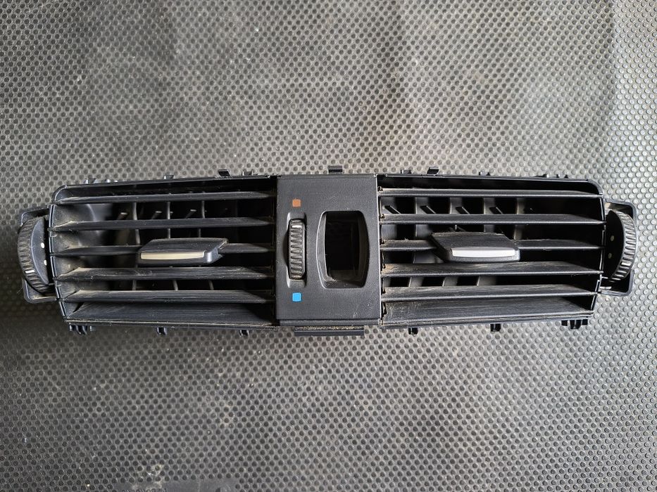 Grila aerisire centrala Bmw X3 F25/X4 F26 
cod 9184742