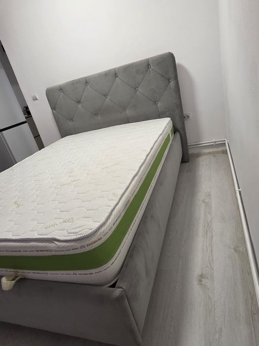 Vând pat tapițat 140/200, cu somiera rabatabila și ladă depozitare