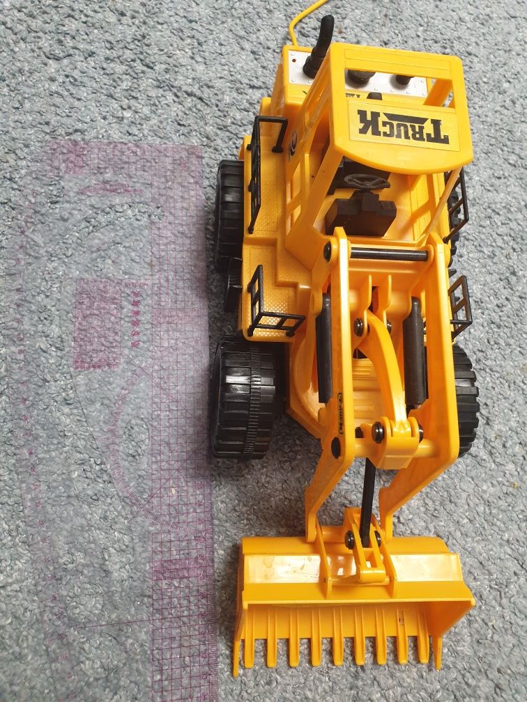 Excavator cu telecomanda si robot senile