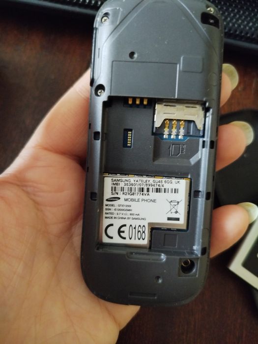 Телефон Samsung със зарядно.