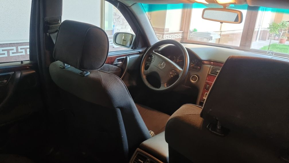W210 Mercedes E200