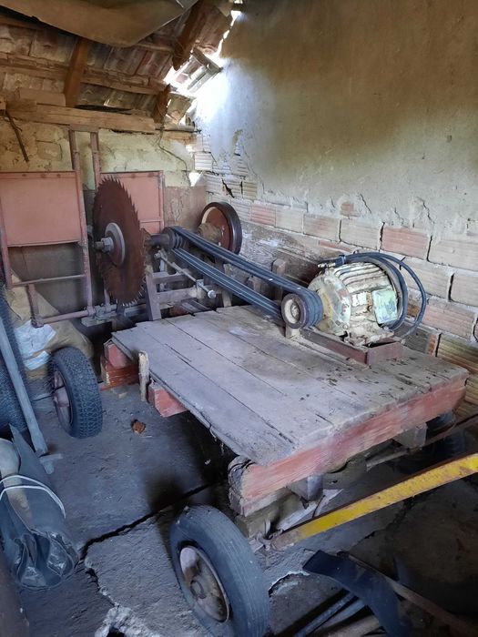 Трифазен циркуляр за рязане на дърва с люлка.