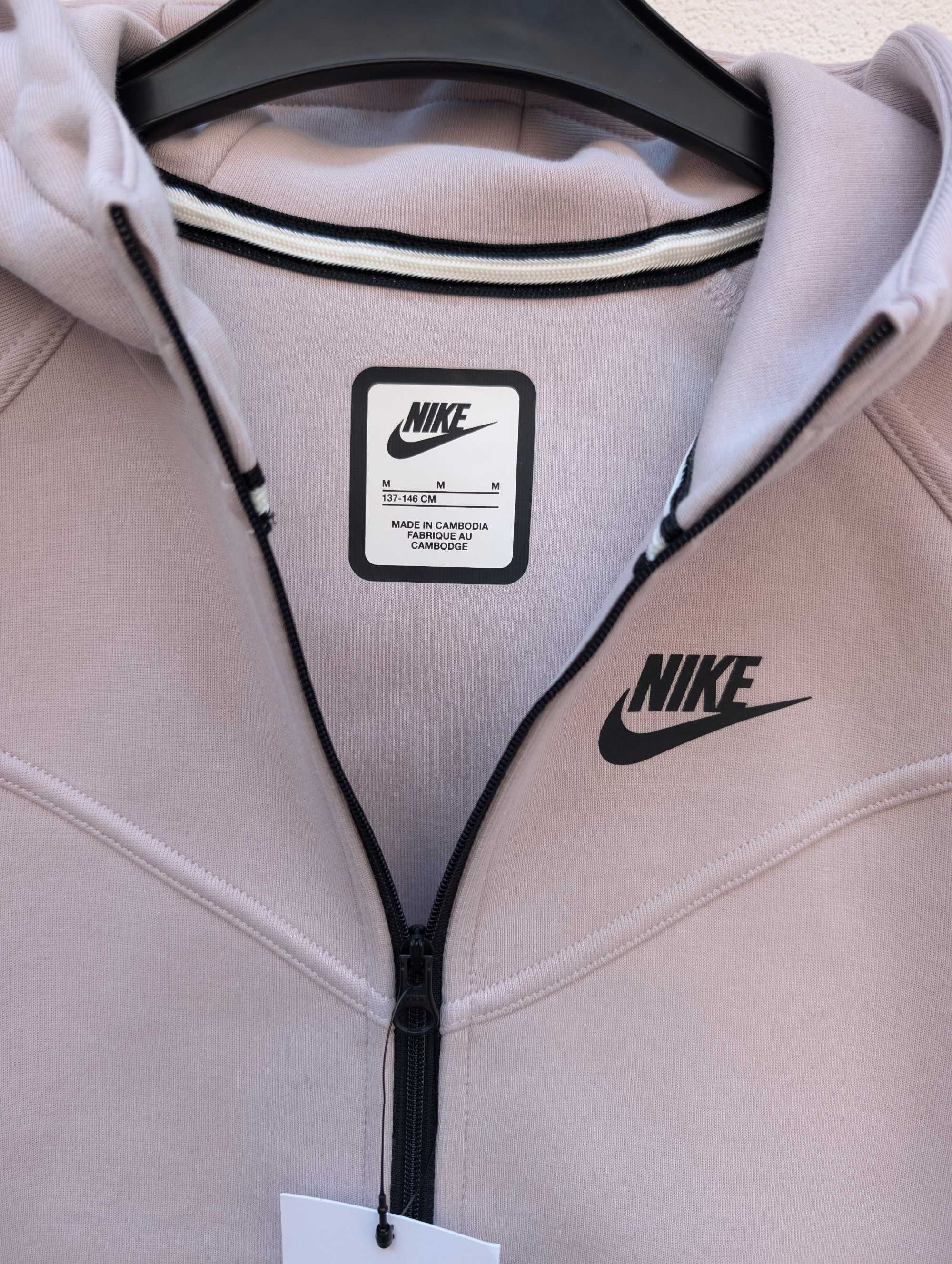 Нов оригинален суичър Nike Tech  размер 137/146 см
