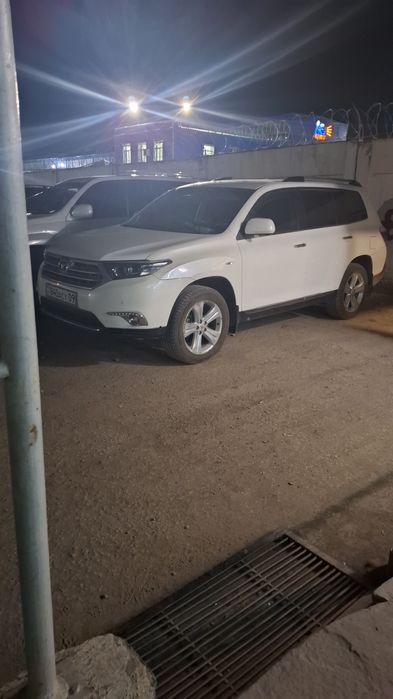 Продам Тойота хайлендер 2012 года или обменяю