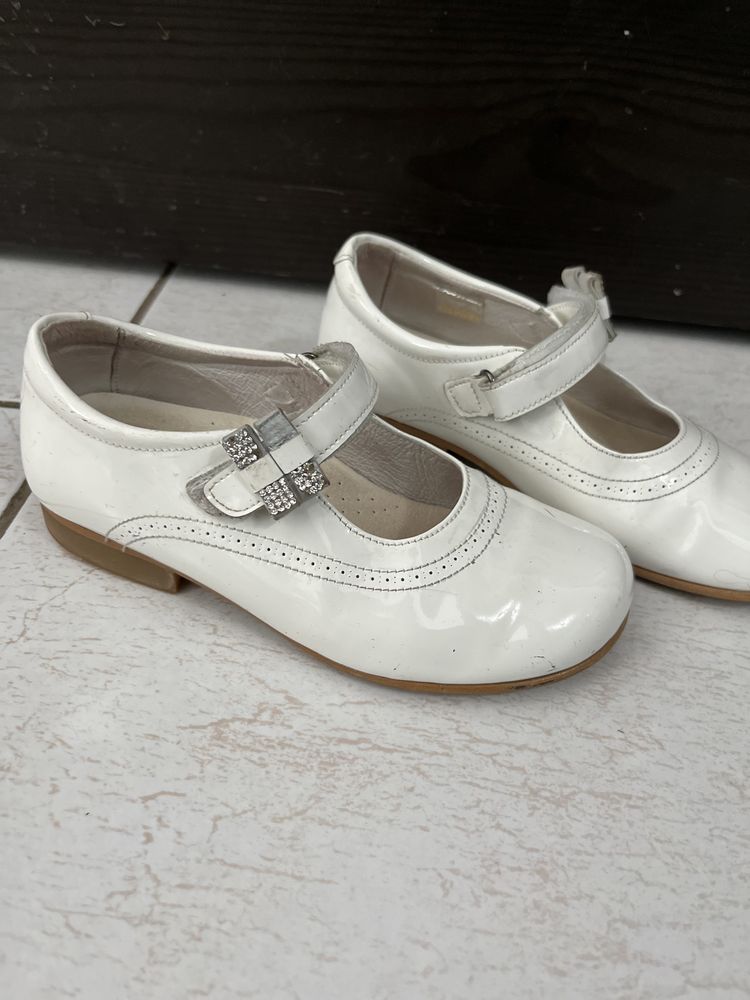 Продам белые туфли натуральная кожа для девочек
