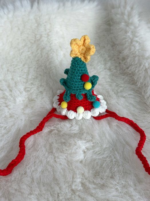 Коледна шапка елха за котка или малко куче – сладък празничен аксесоар