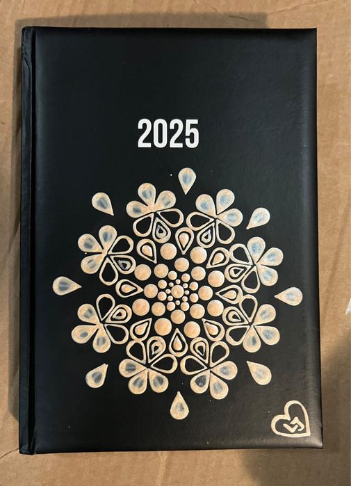 Agendă datată 2025, pictatǎ.