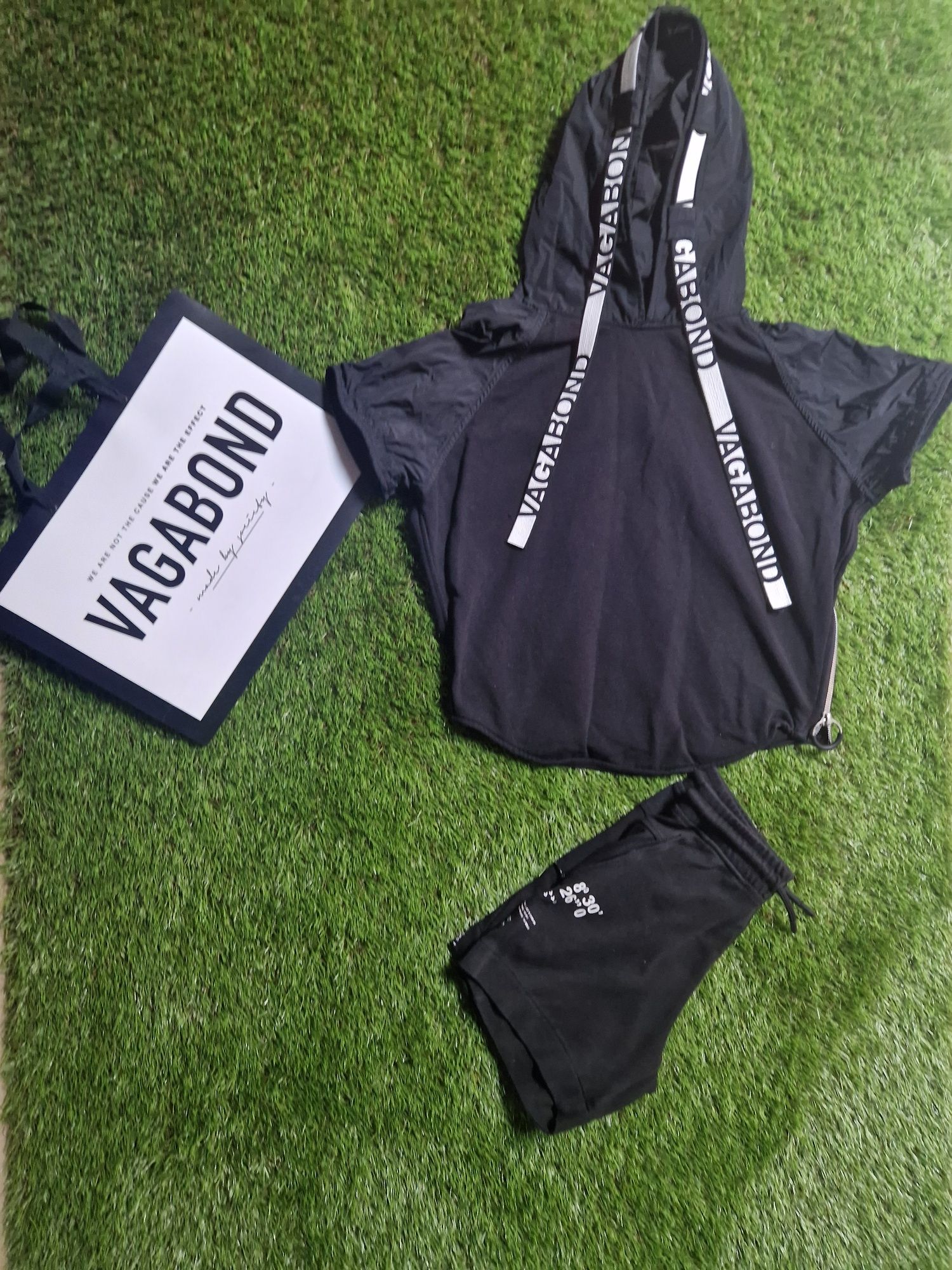 Vând hanorac Vagabond + pantaloni cadou !! Măsura copii 7-8 ani .